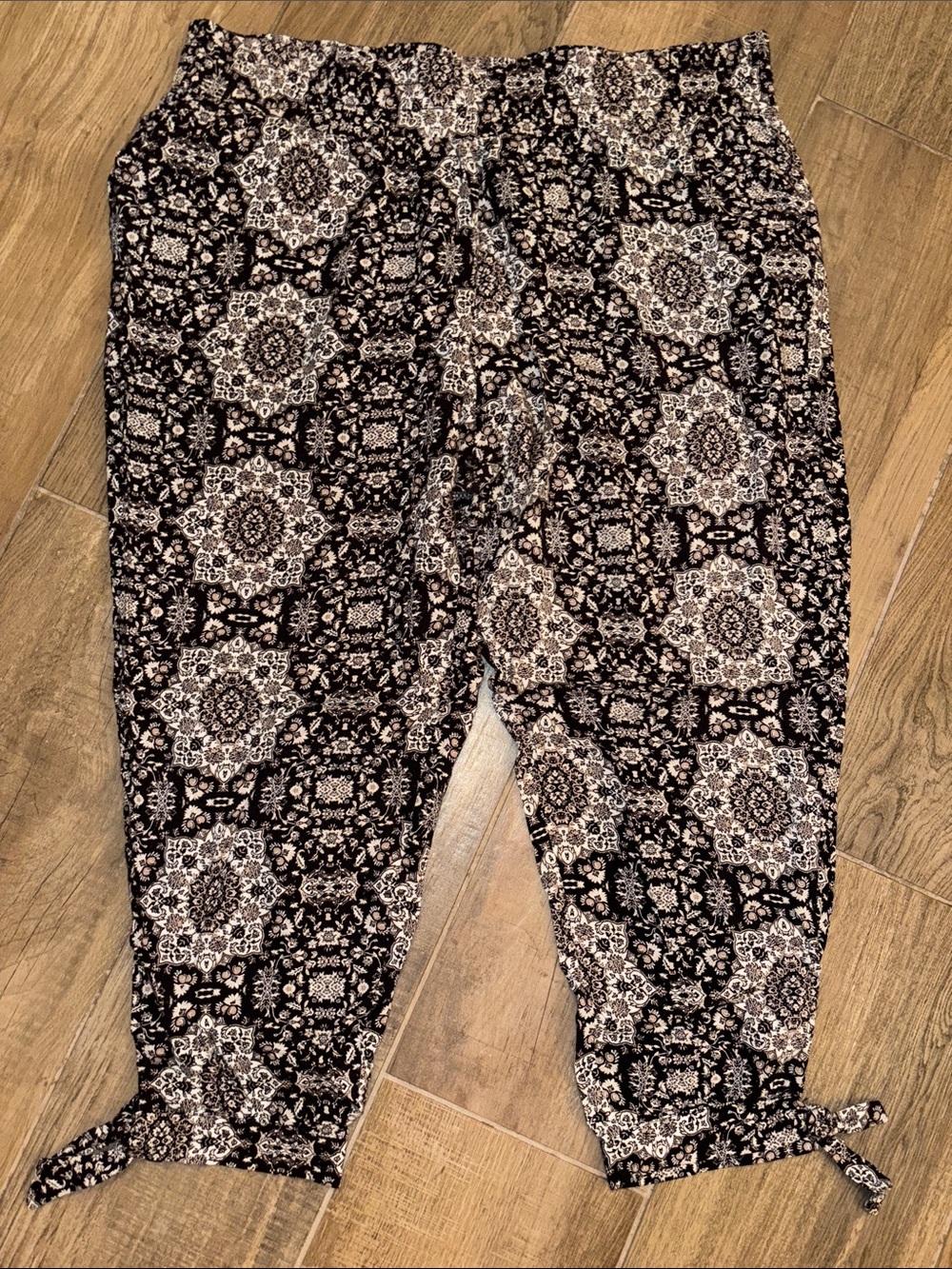 Women’s Apt. 9 Black and Cream Printed Tie-Hem pants